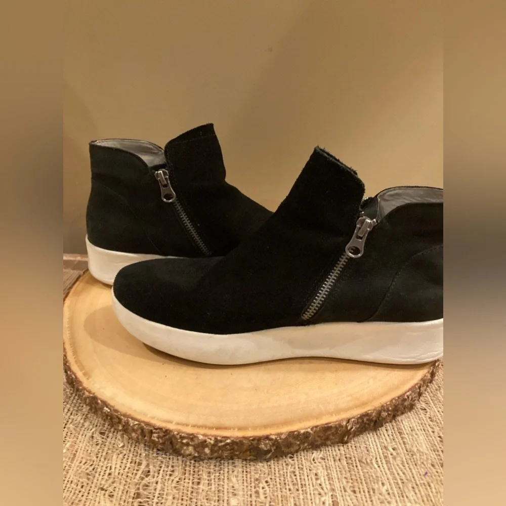 OTBT Astrid Sneaker ￼ Ankle Bootie Size 9 Ebony, Black‎ Side Zip Women’s